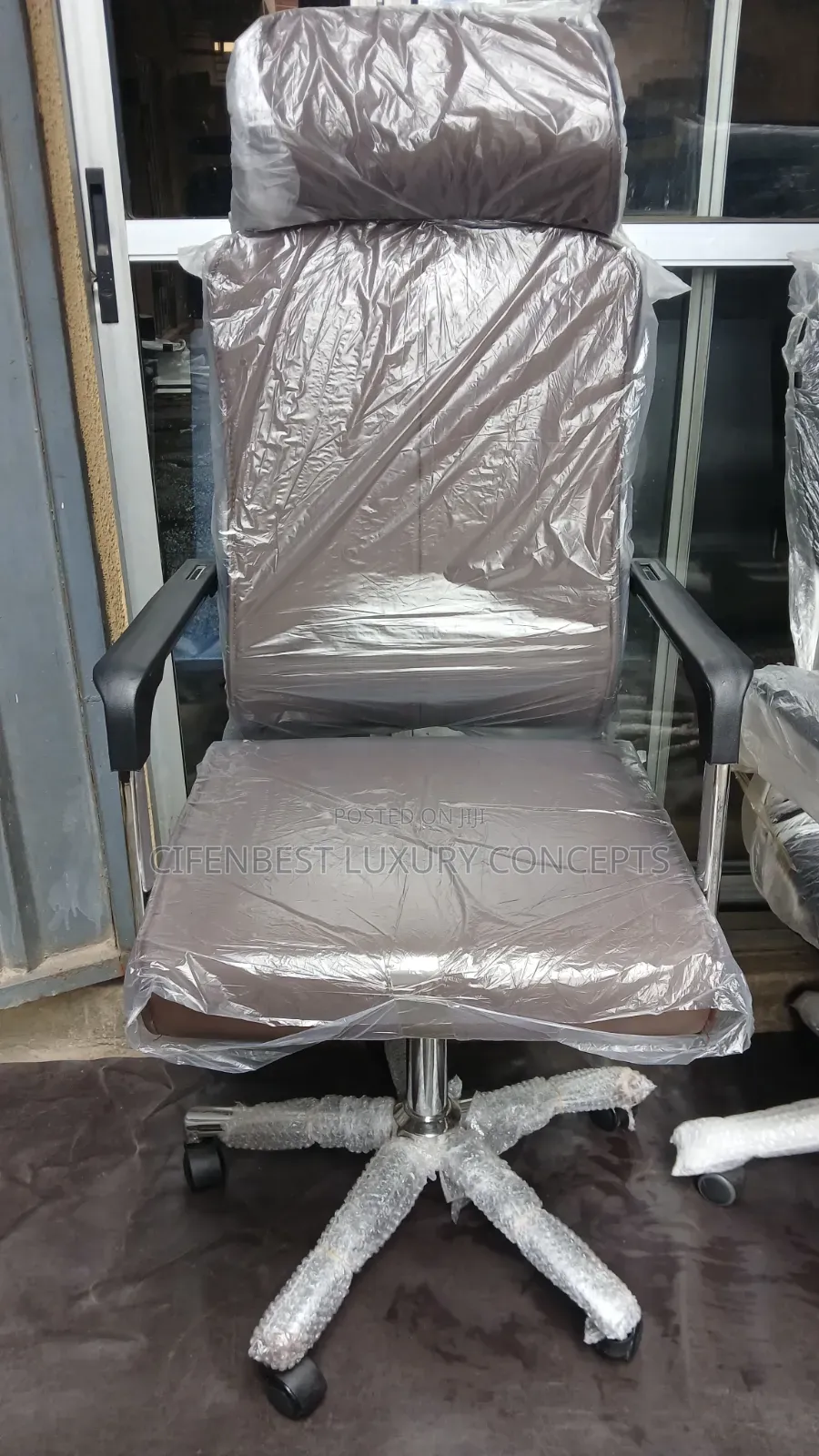 Luxury Armed Office Swivel Chair in Leather Back and Seat