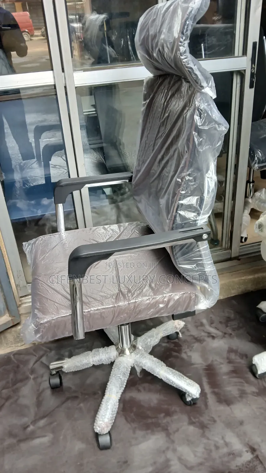 Luxury Armed Office Swivel Chair in Leather Back and Seat
