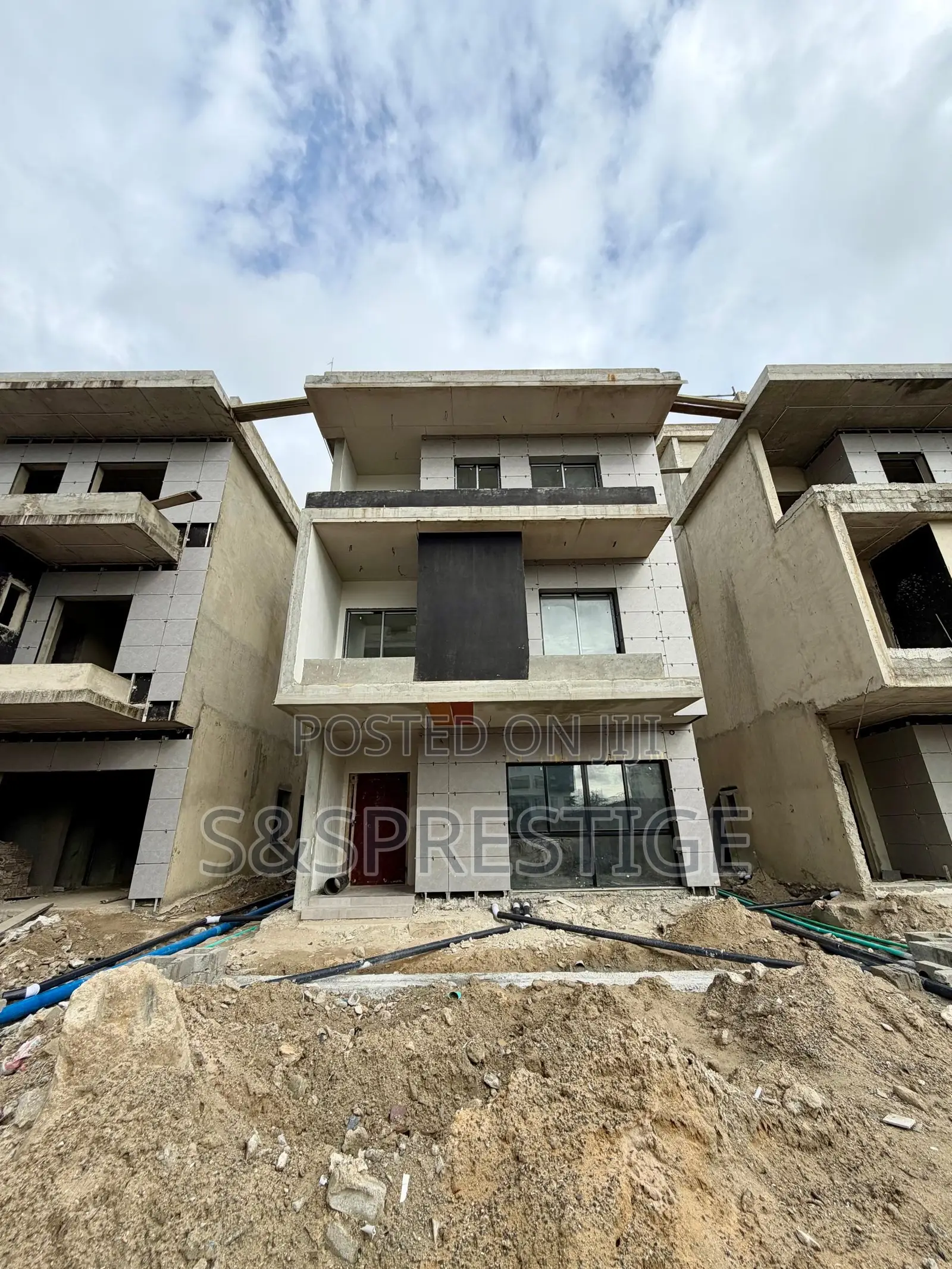 5bdrm Duplex in Banana Island for sale