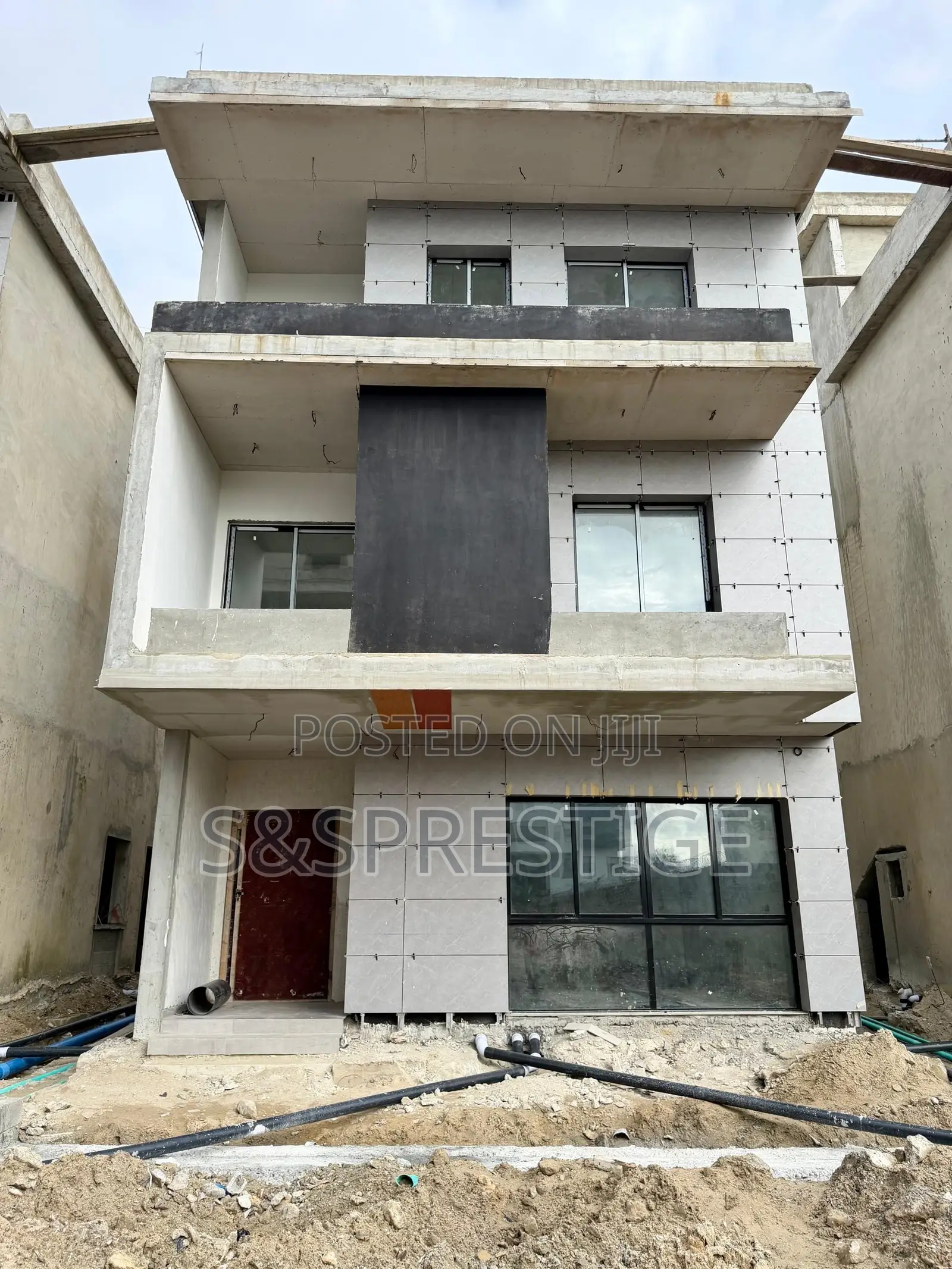 5bdrm Duplex in Banana Island for sale