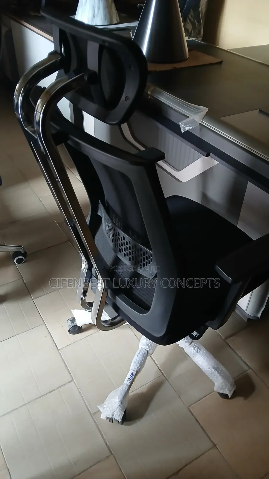 Armed Office Chair in Netback and Fabric Seat With Headrest
