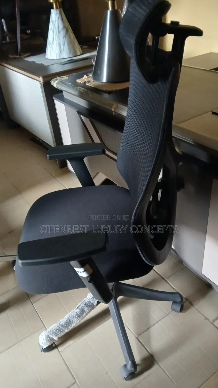 Executive Swivel Office Chair With Armedrest and Headrest