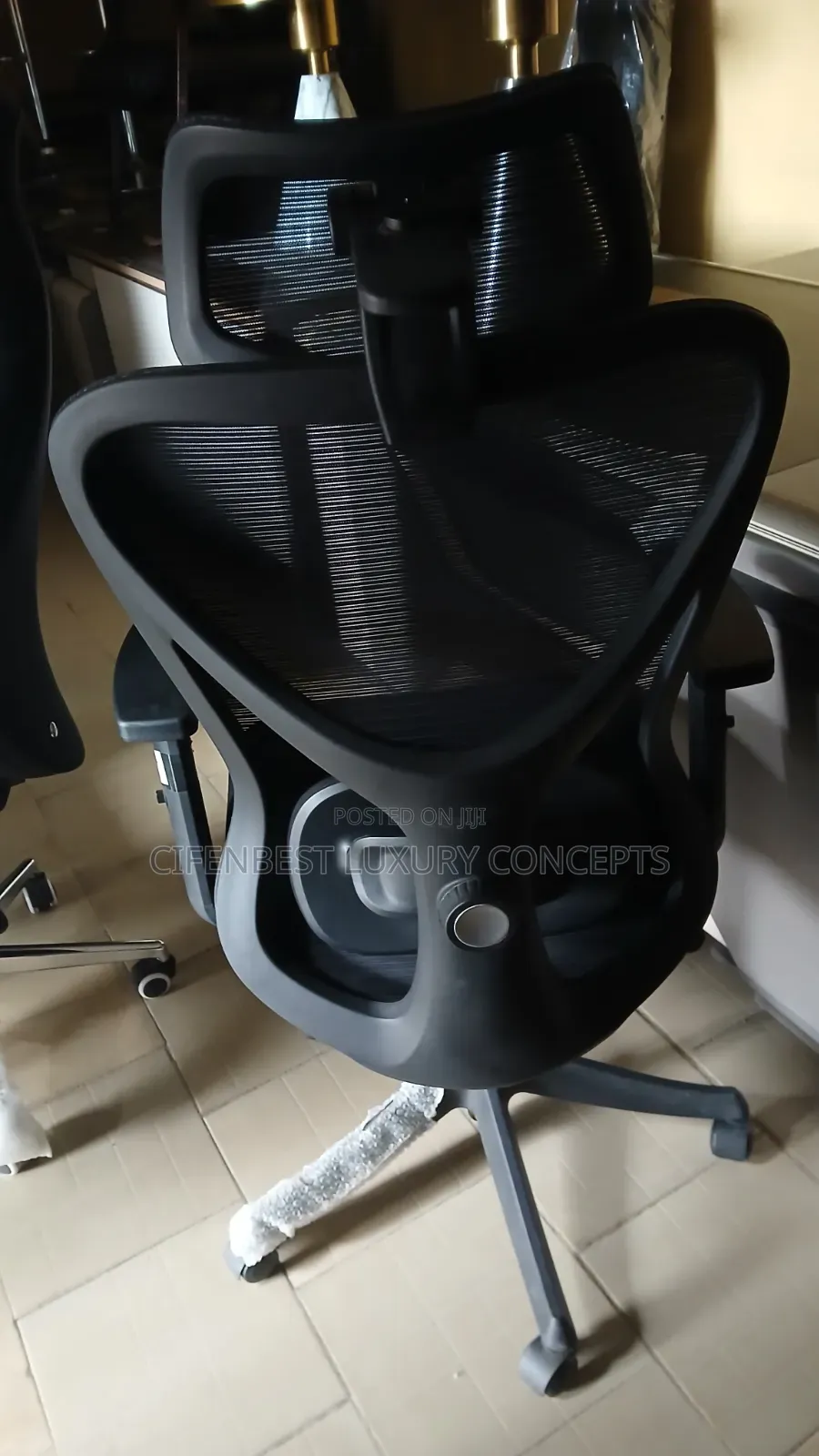 Executive Swivel Office Chair With Armedrest and Headrest