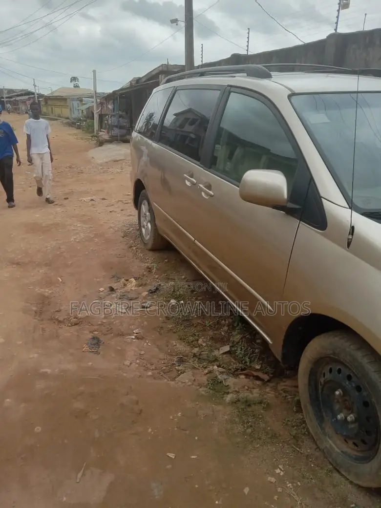 Toyota Sienna LE AWD 2005 Gold
