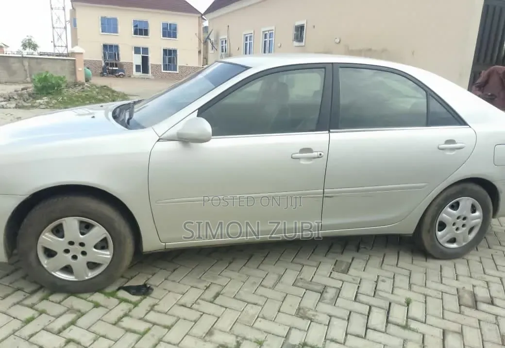 Toyota Camry LE 4dr Sedan (2.4L 4cyl 5M) 2003 Silver