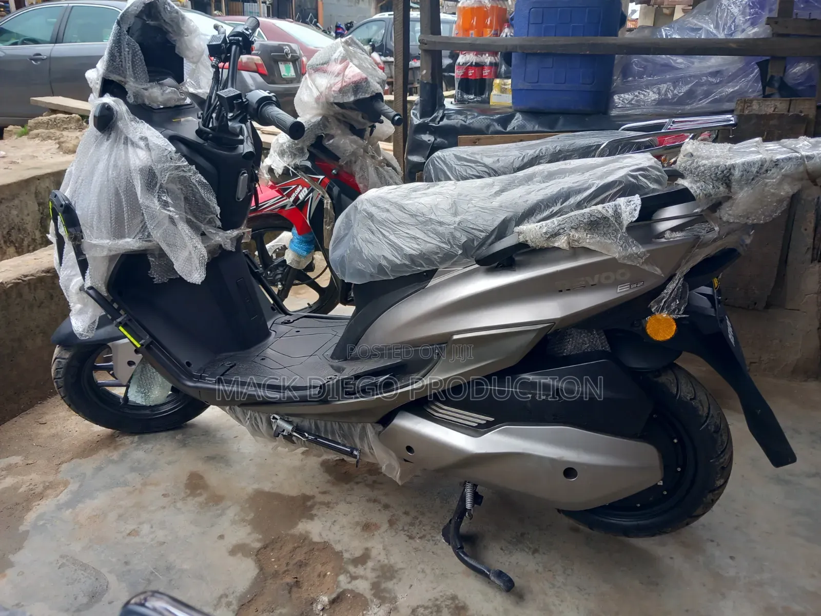 New Revoo E52 2026 Gray