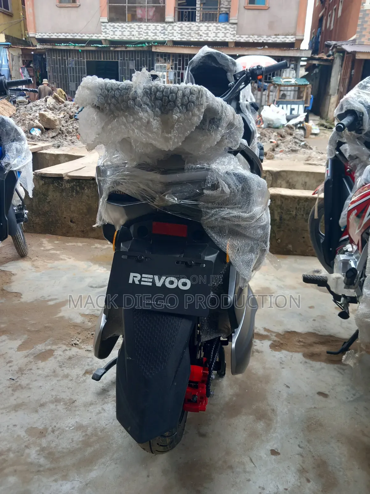 New Revoo E52 2026 Gray