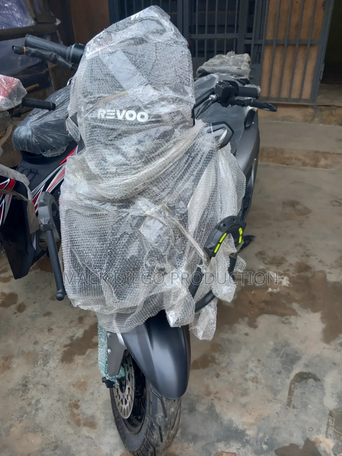 New Revoo E52 2026 Gray