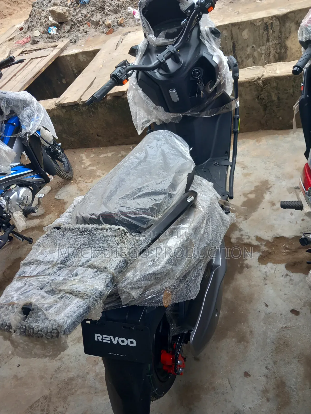 New Revoo E52 2026 Gray