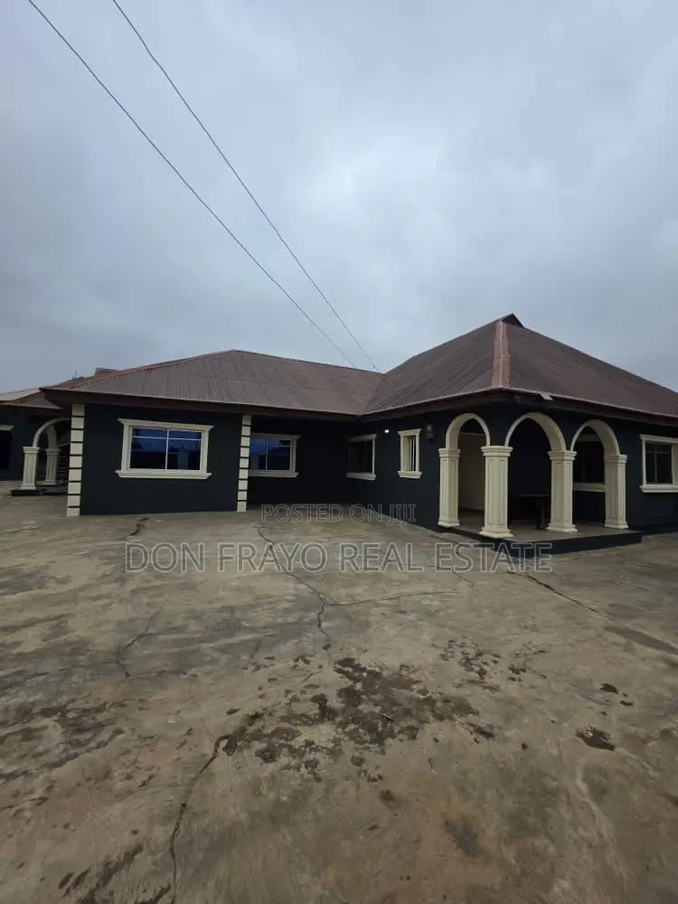 5bdrm Block of Flats in Iyana Agbala, Alakia for sale