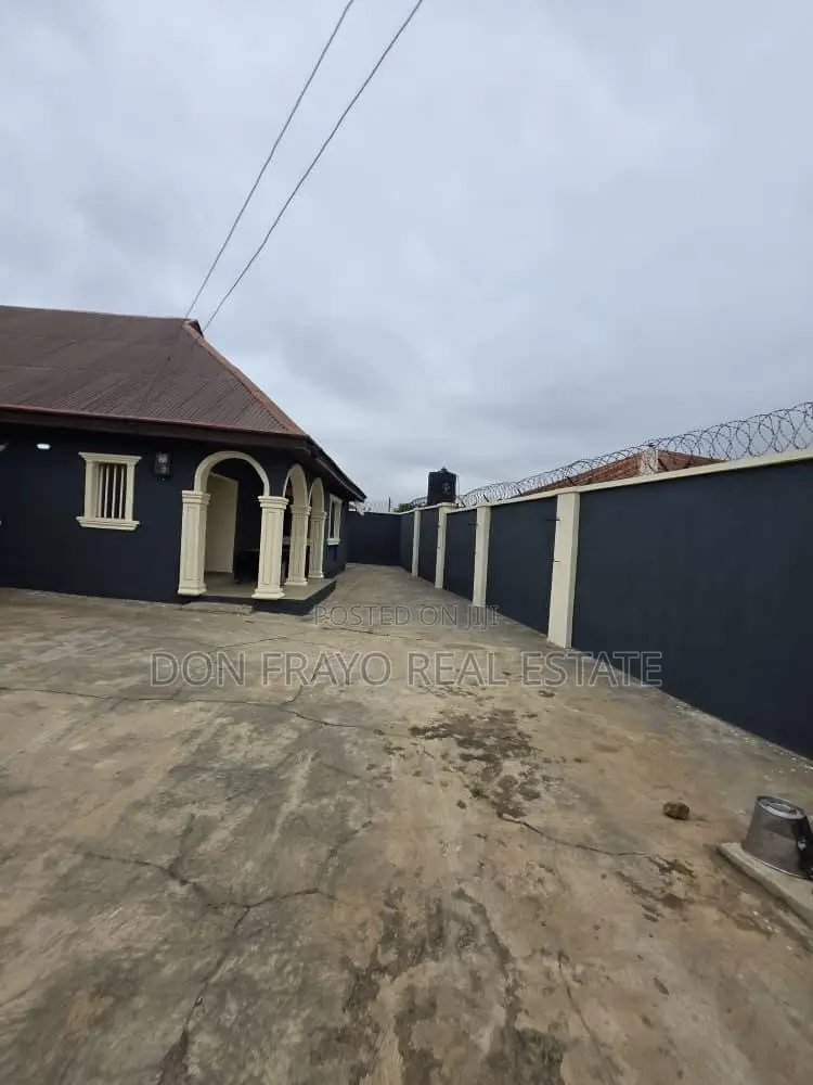 5bdrm Block of Flats in Iyana Agbala, Alakia for sale
