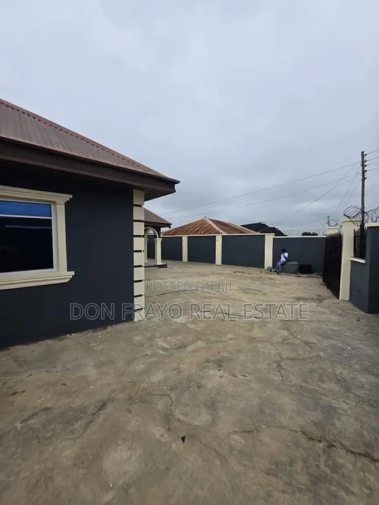 5bdrm Block of Flats in Iyana Agbala, Alakia for sale