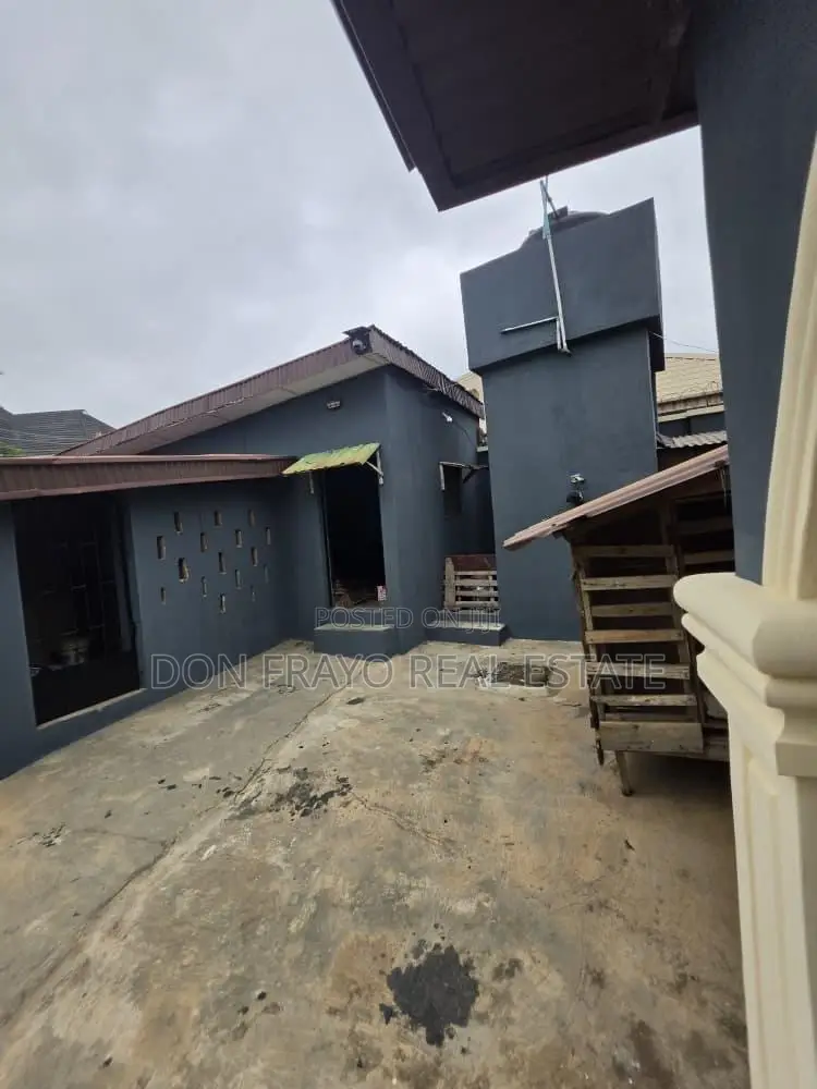 5bdrm Block of Flats in Iyana Agbala, Alakia for sale