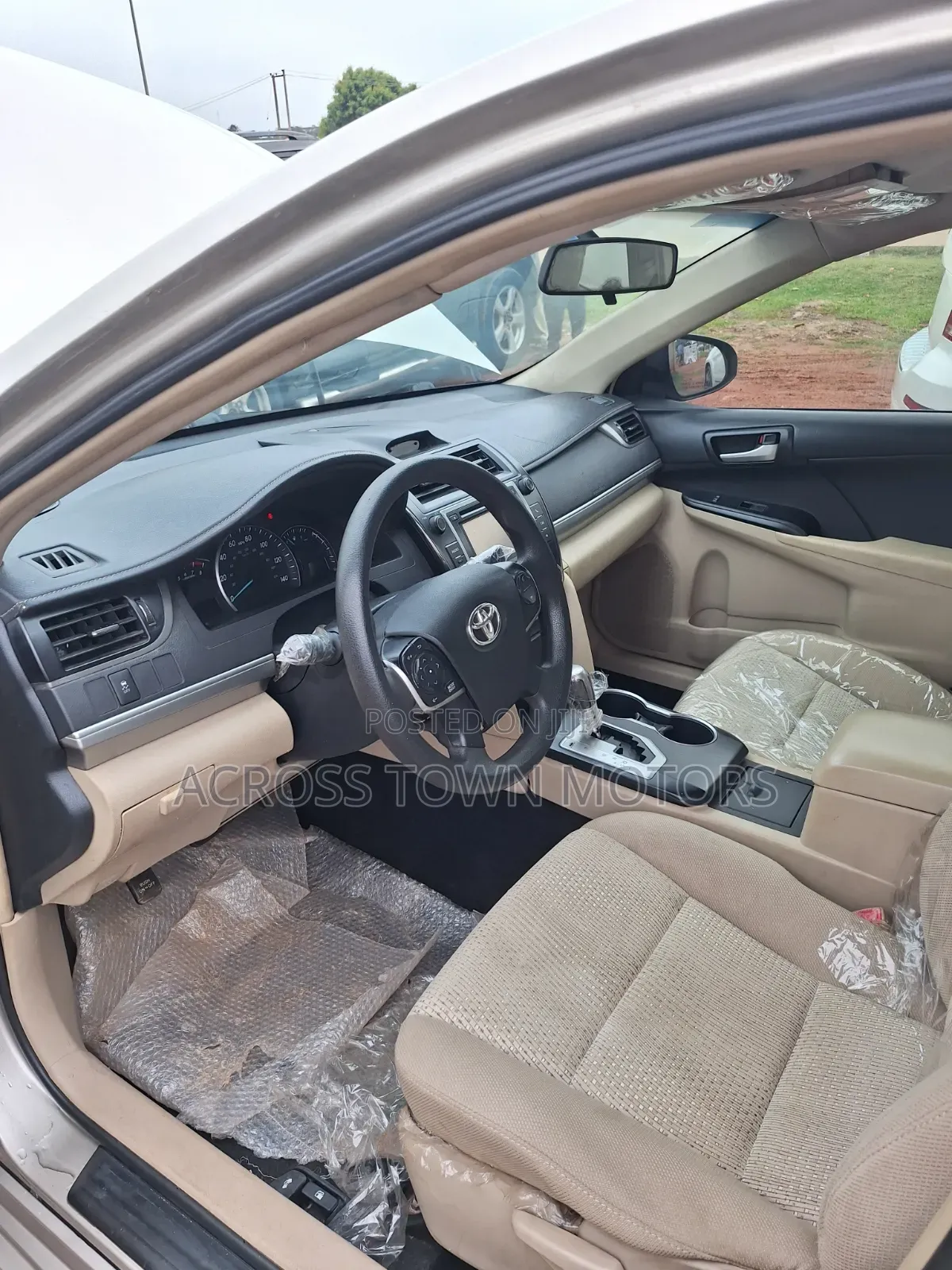 Toyota Camry LE 4dr Sedan (2.5L 4cyl 6A) 2012 Gold