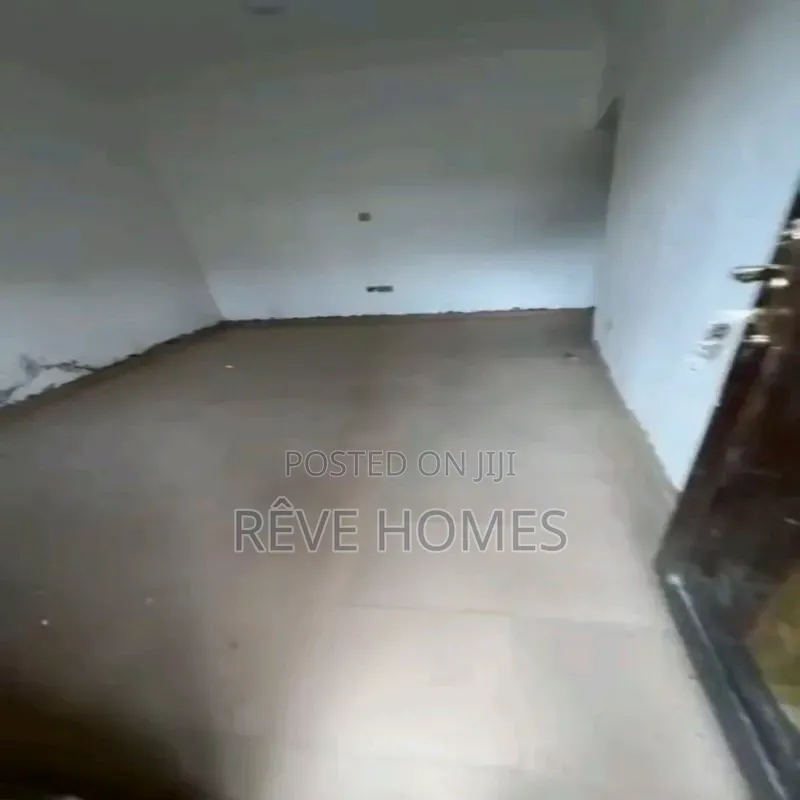 Mini Flat in CHallenge / Mushin for rent