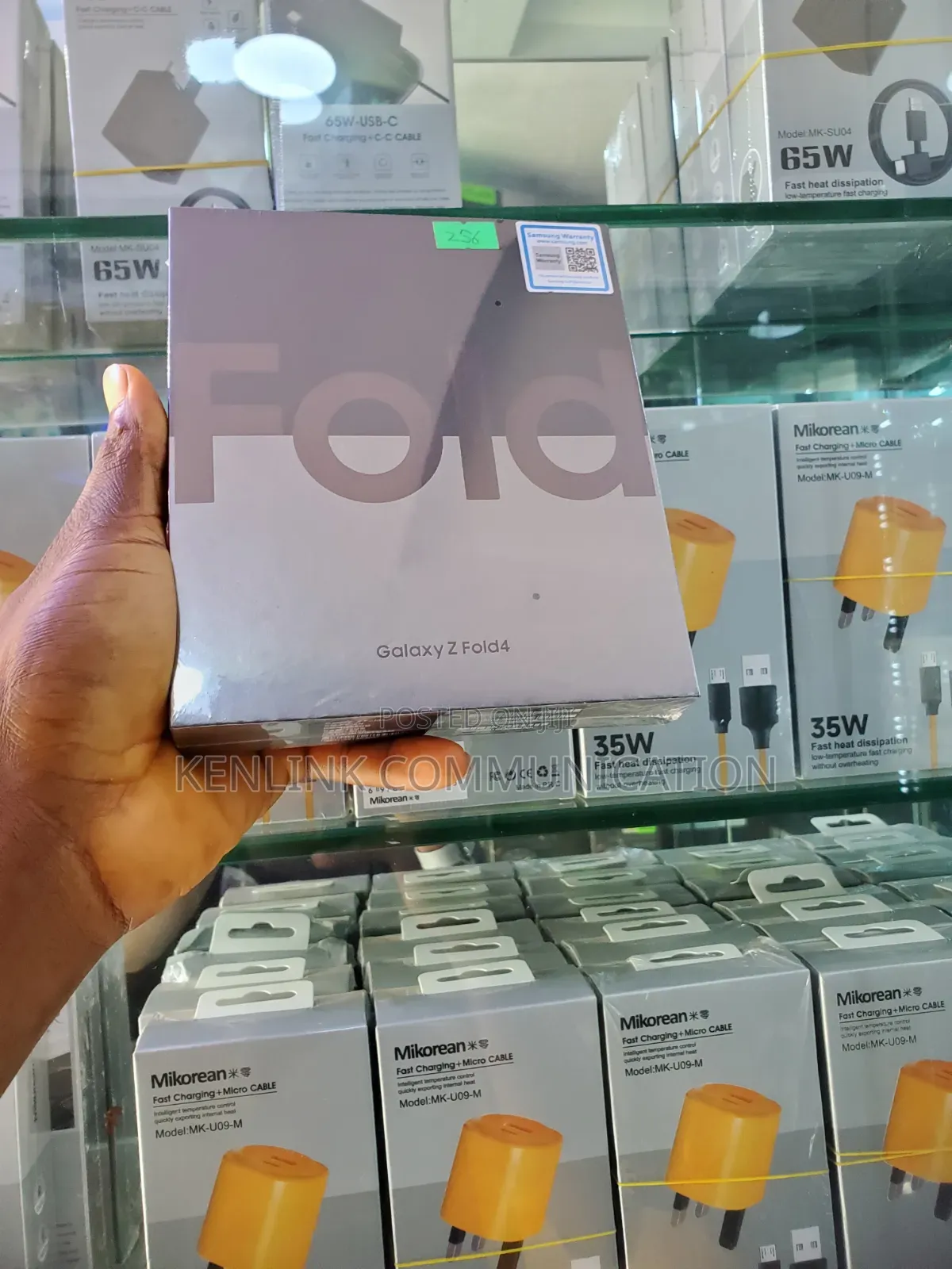 New Samsung Galaxy Z Fold4 256 GB Gold
