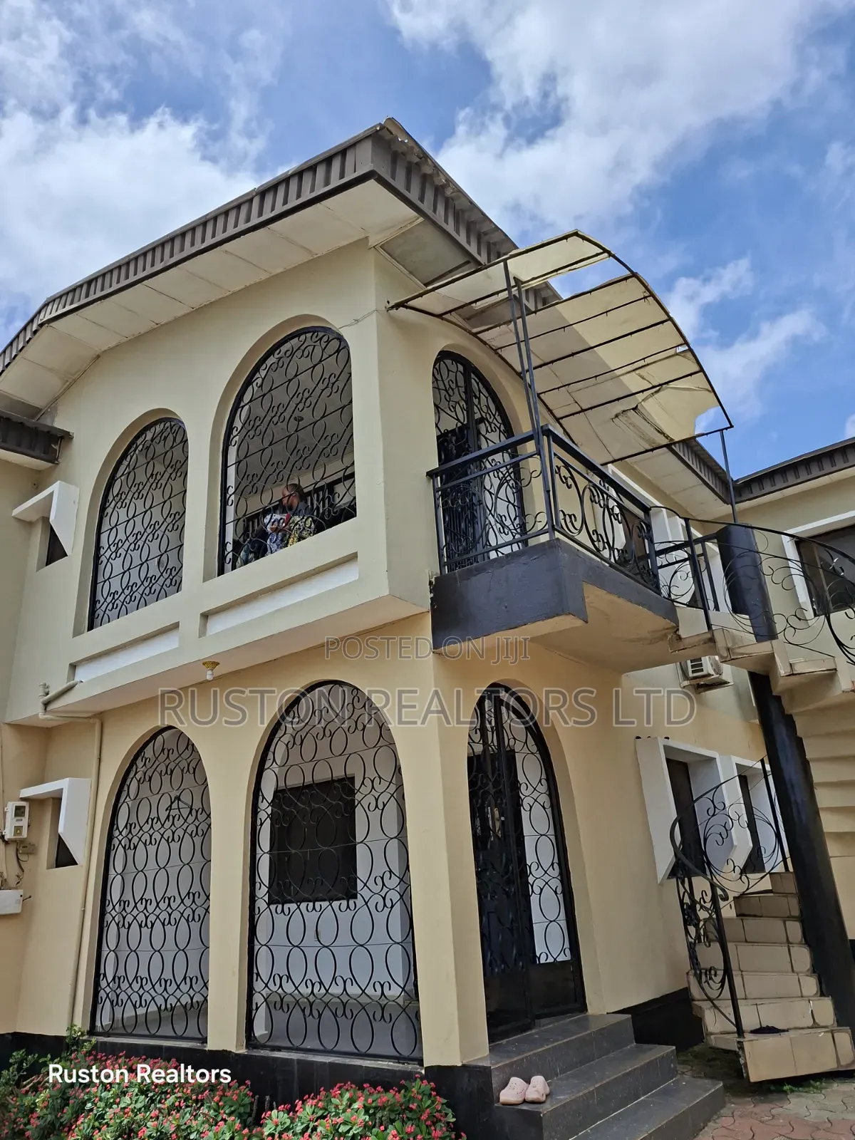 7bdrm Block of Flats in Akobo for sale