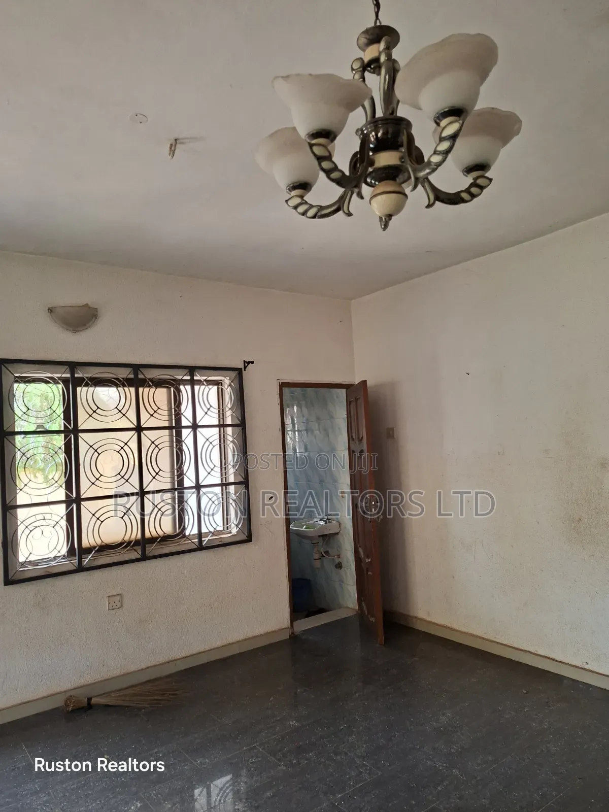 7bdrm Block of Flats in Akobo for sale
