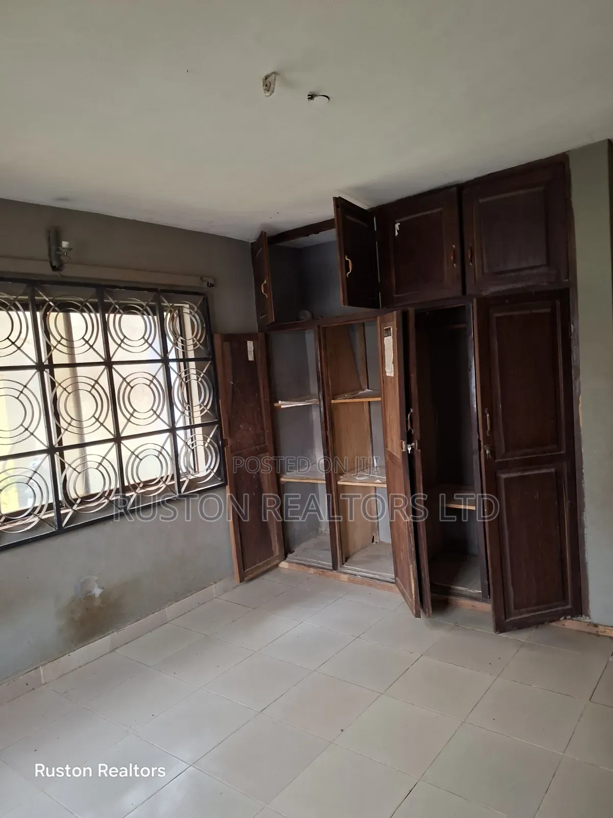 7bdrm Block of Flats in Akobo for sale