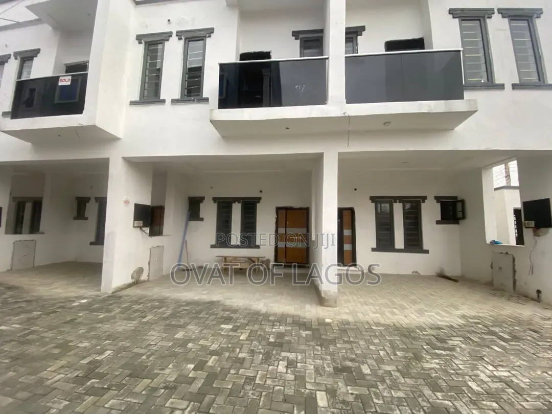 3bdrm Duplex in Ikota for sale