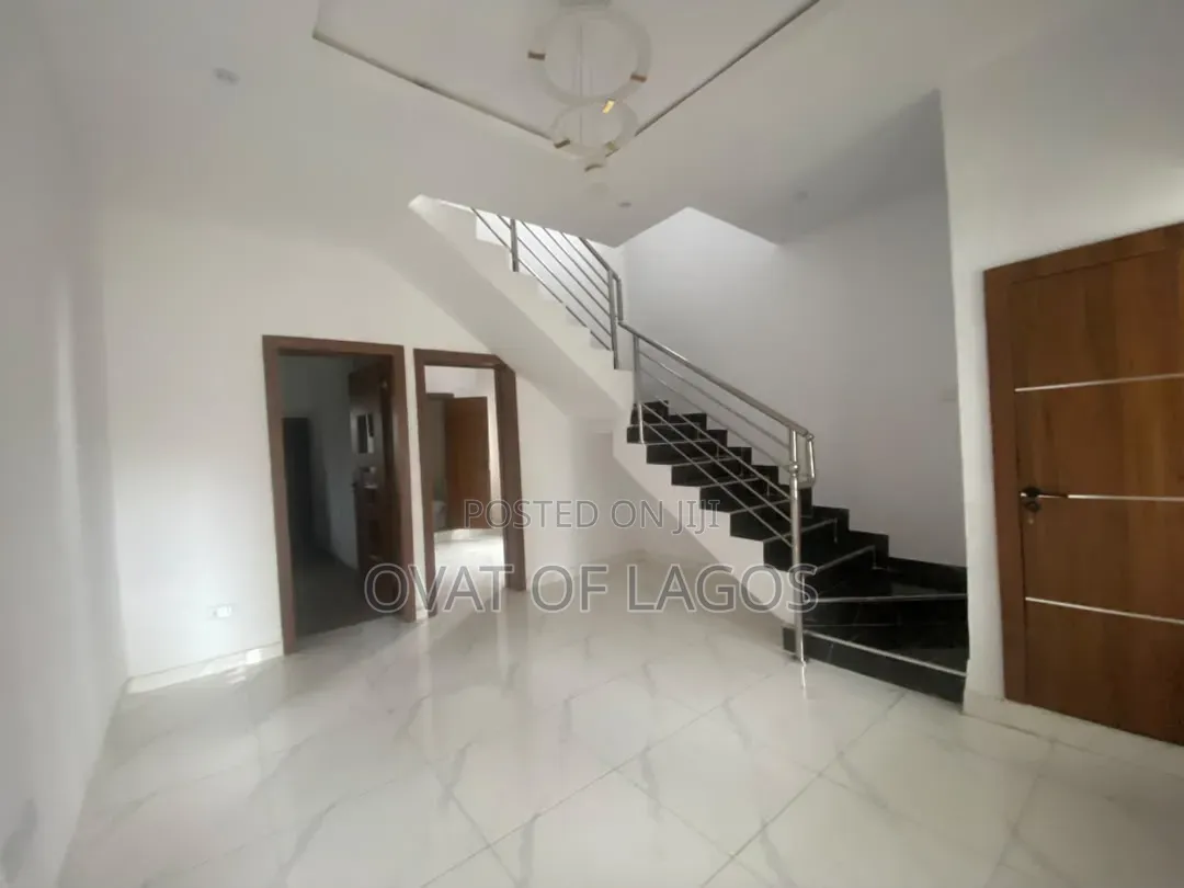 3bdrm Duplex in Ikota for sale