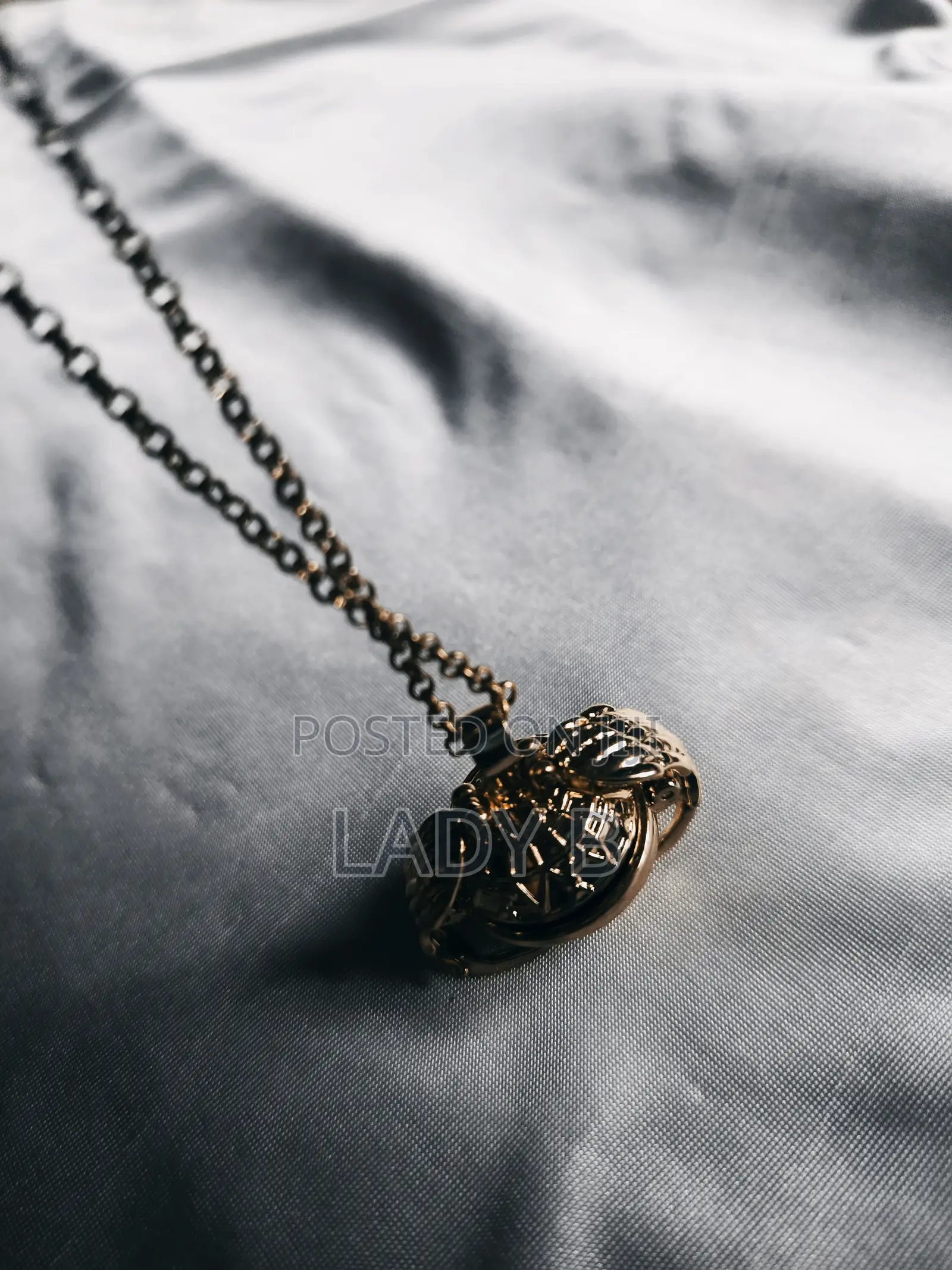 Golden Luxury Vintage Style 4-Photo Folding Locket With Angel Wings
