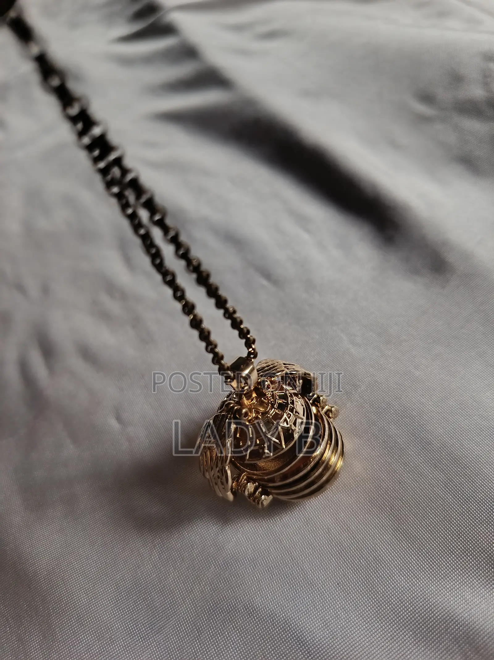 Golden Luxury Vintage Style 4-Photo Folding Locket With Angel Wings