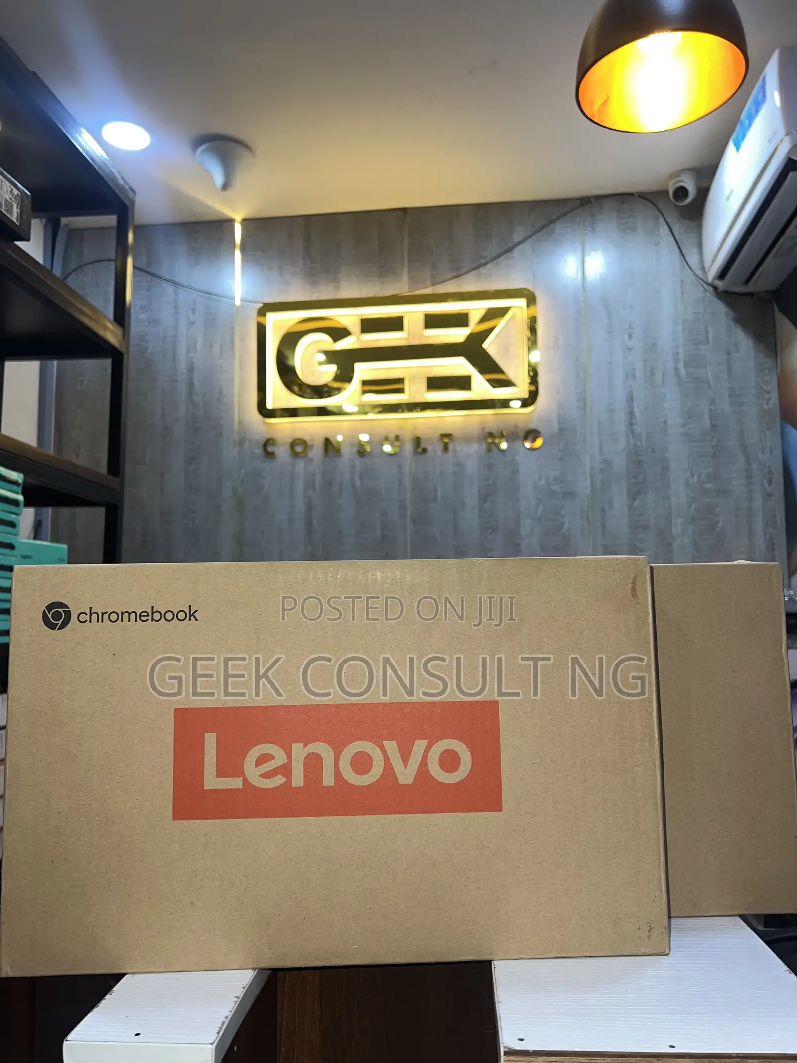 New Laptop Lenovo 300e 4GB Intel Pentium eMMC 32GB