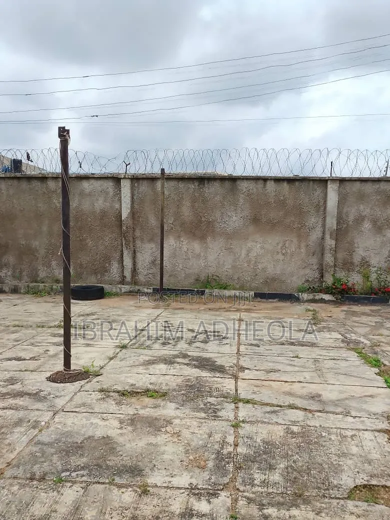 Land Measuring 725sqm Wuth a Demolishable Bungalow on It 5Bungalow