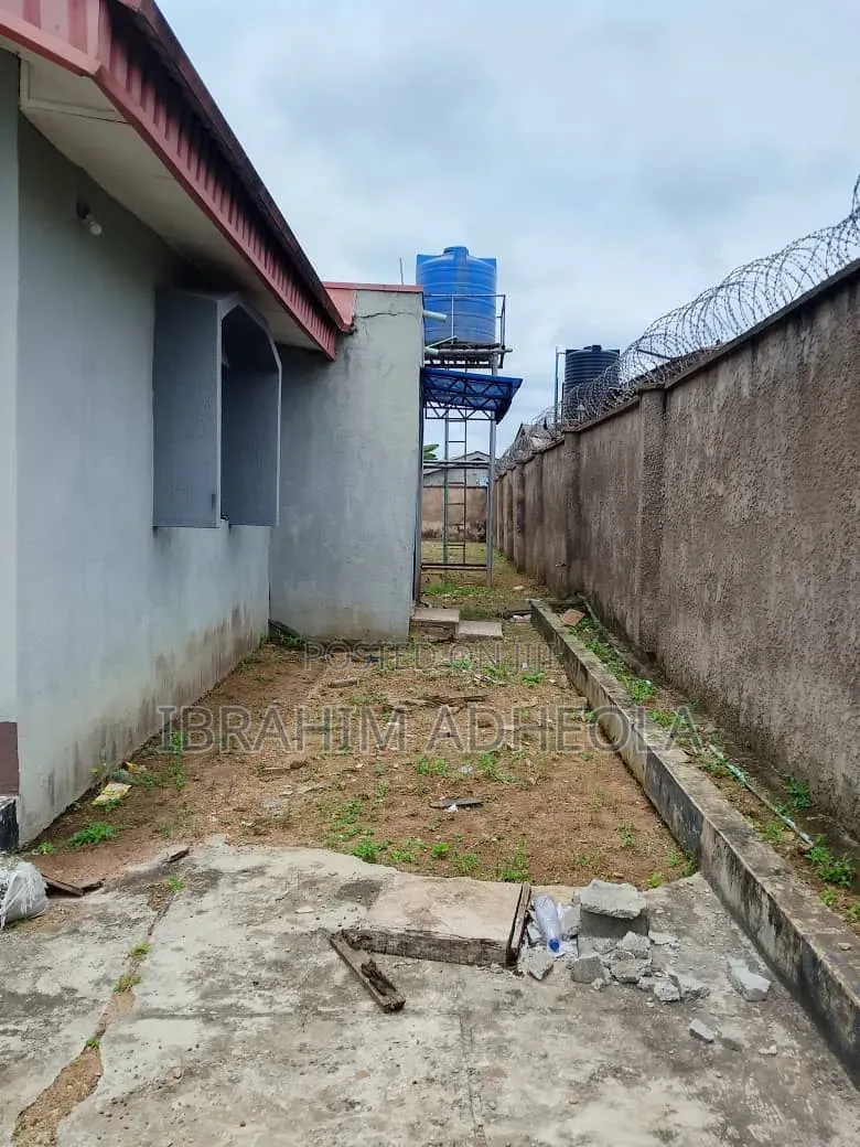 Land Measuring 725sqm Wuth a Demolishable Bungalow on It 5Bungalow