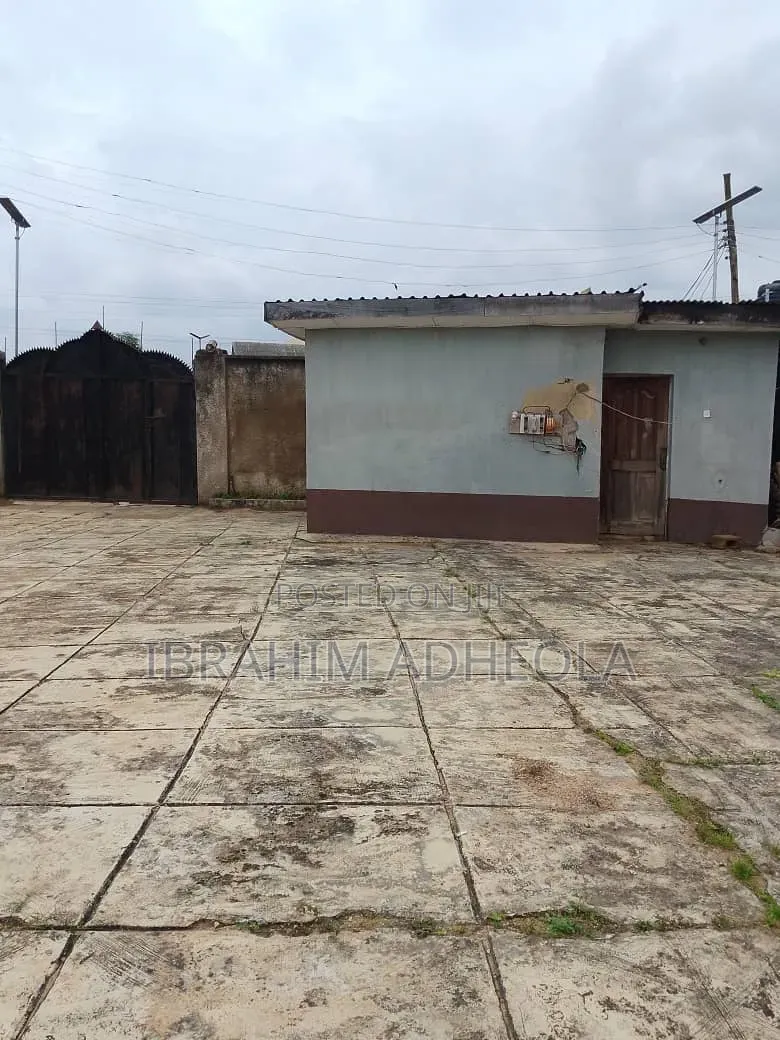 Land Measuring 725sqm Wuth a Demolishable Bungalow on It 5Bungalow