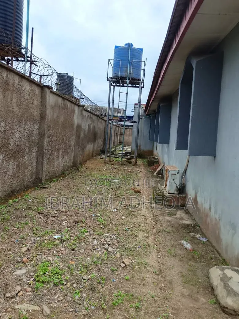 Land Measuring 725sqm Wuth a Demolishable Bungalow on It 5Bungalow