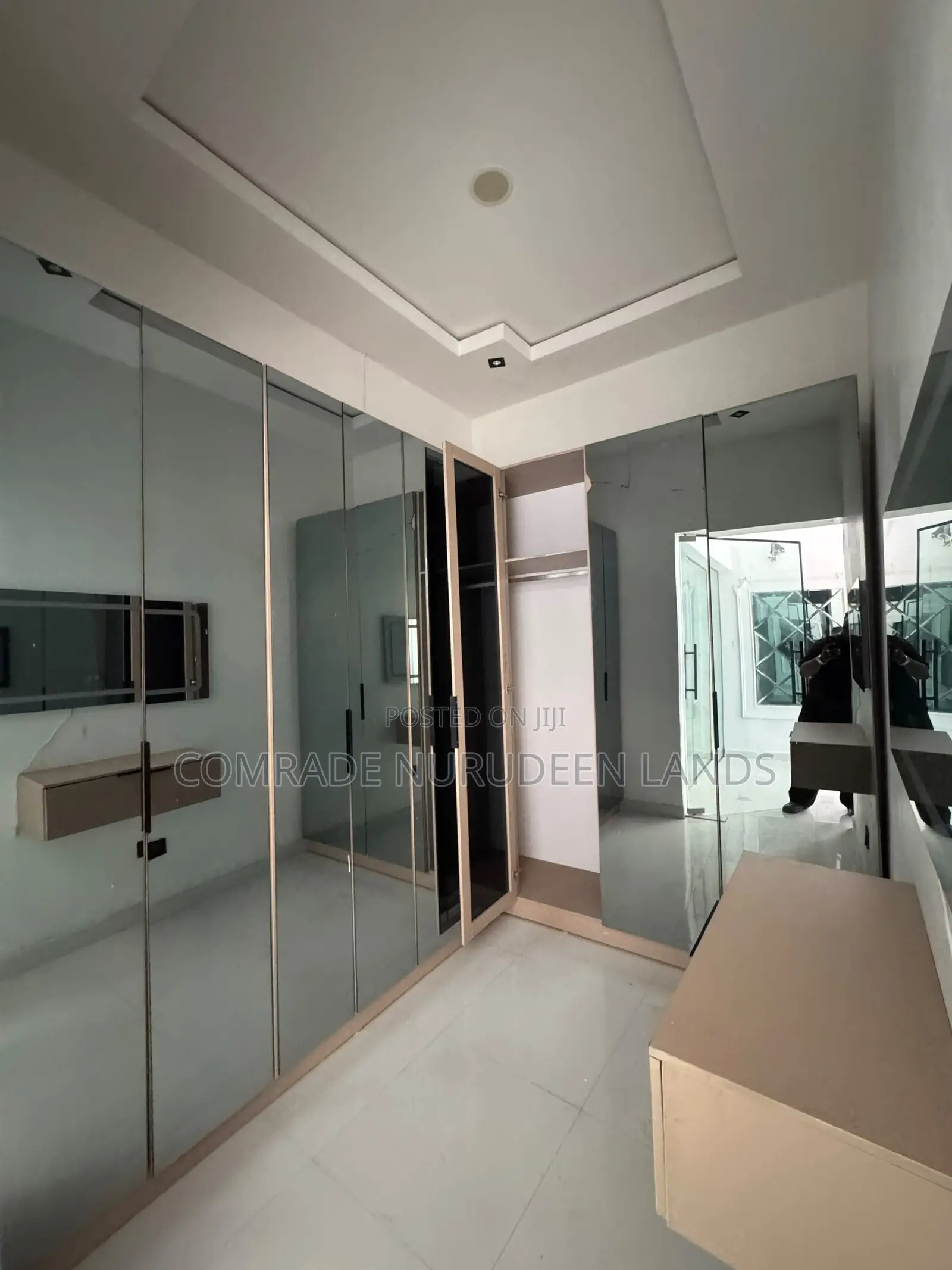4bdrm Duplex in Chevron for rent