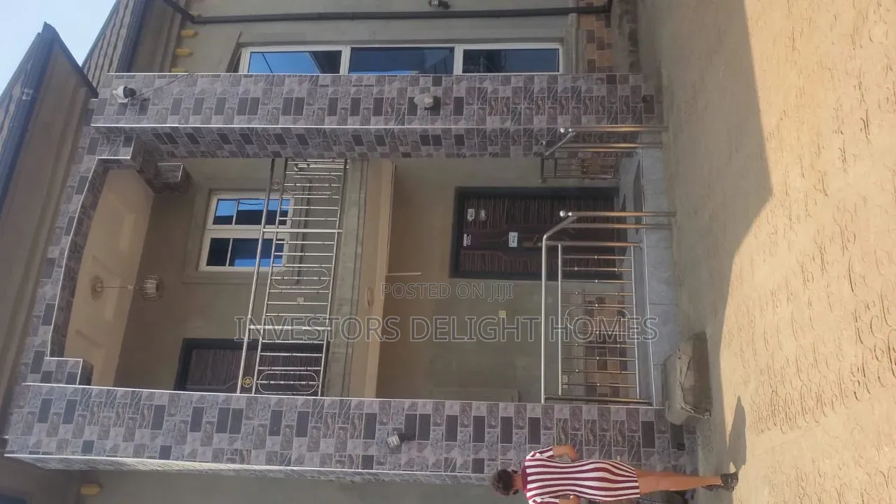 6bdrm Duplex in Oshimili South for sale