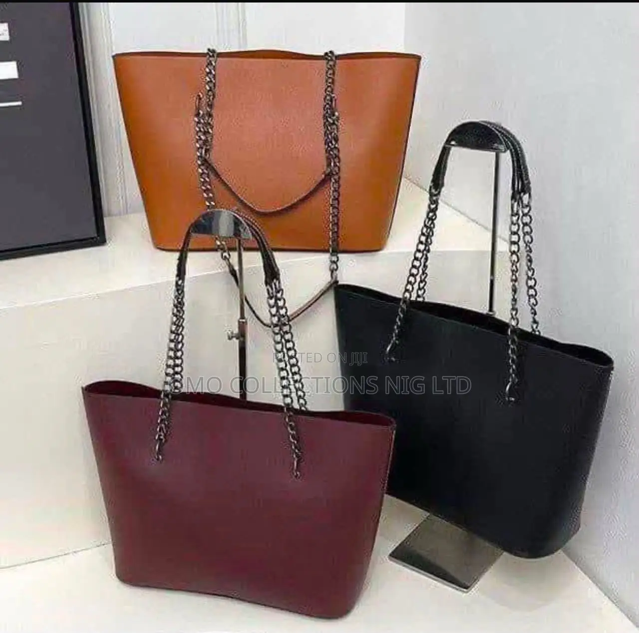 Women’s Leather Shoulder Bag – Stylish and Spacious
