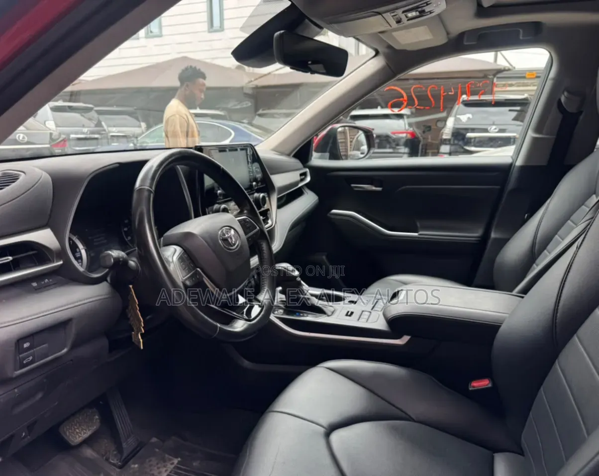 Toyota Highlander XLE 2021 Burgundy