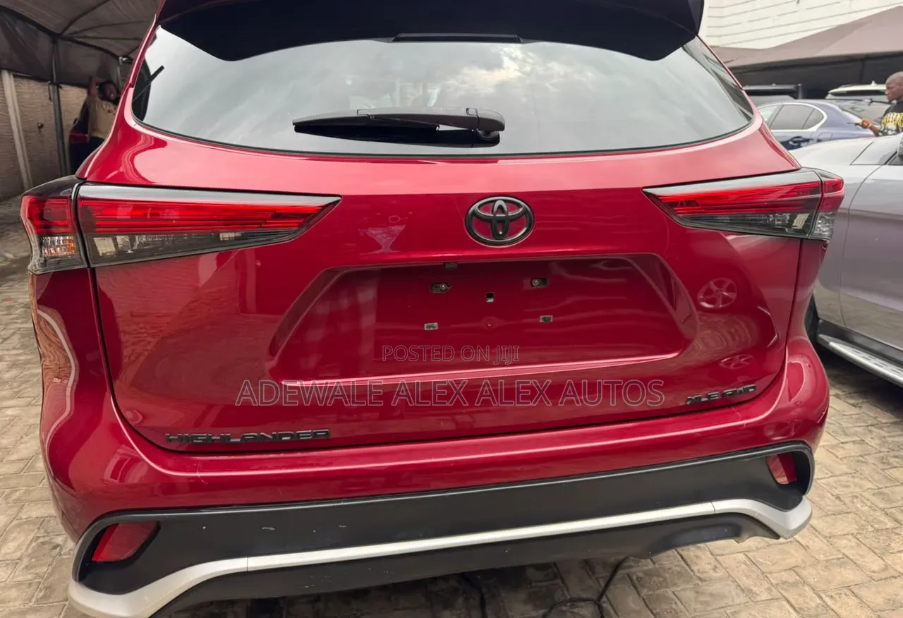 Toyota Highlander XLE 2021 Burgundy