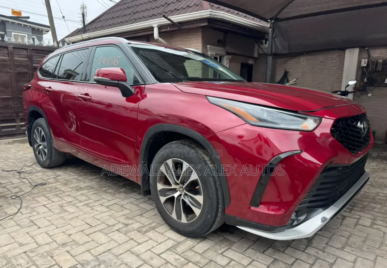 Toyota Highlander XLE 2021 Burgundy