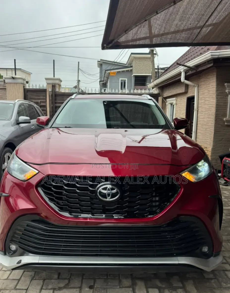 Toyota Highlander XLE 2021 Burgundy