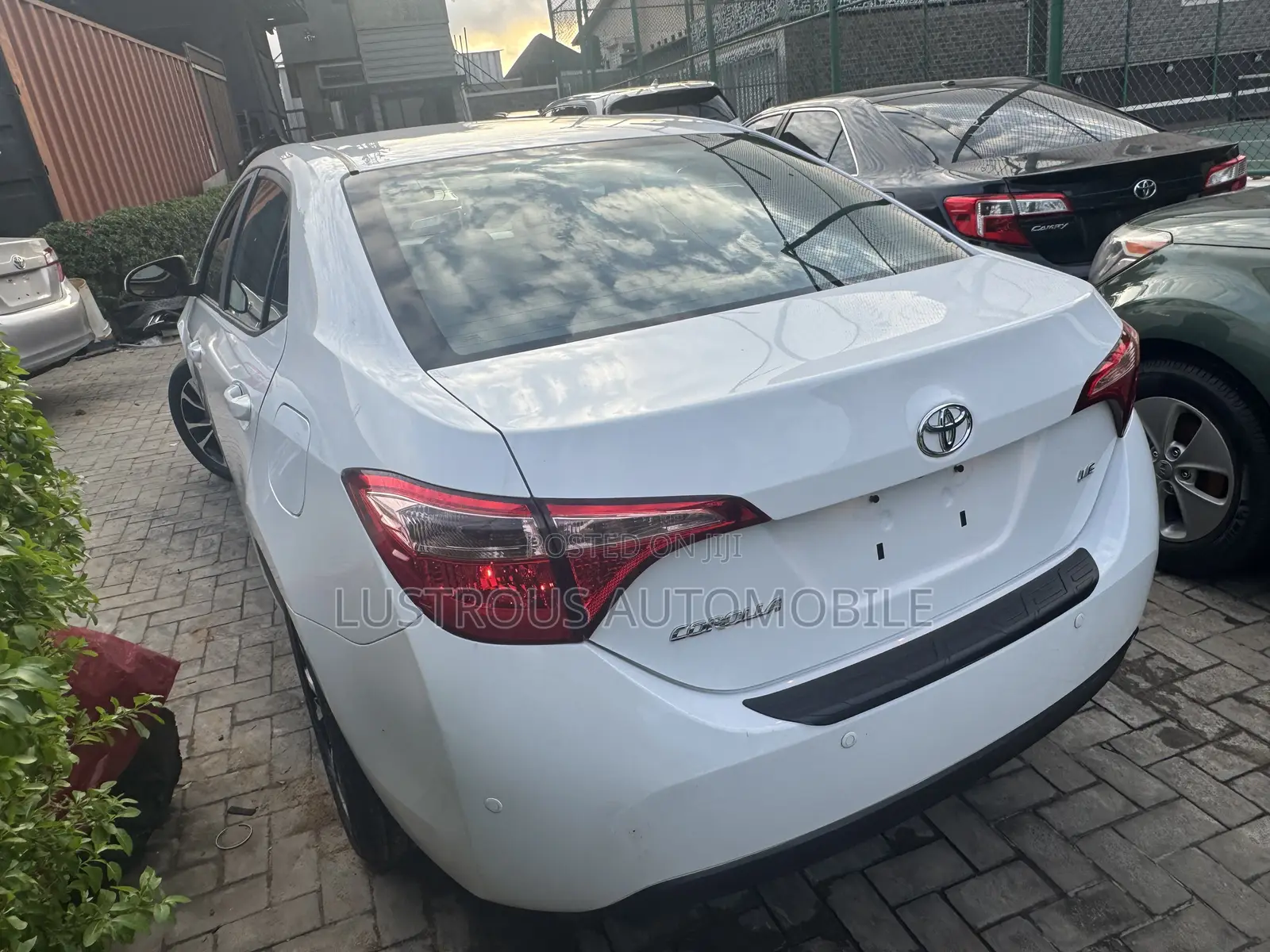 Toyota Corolla LE 4dr Sedan (1.8L 4cyl CVT) 2017 White