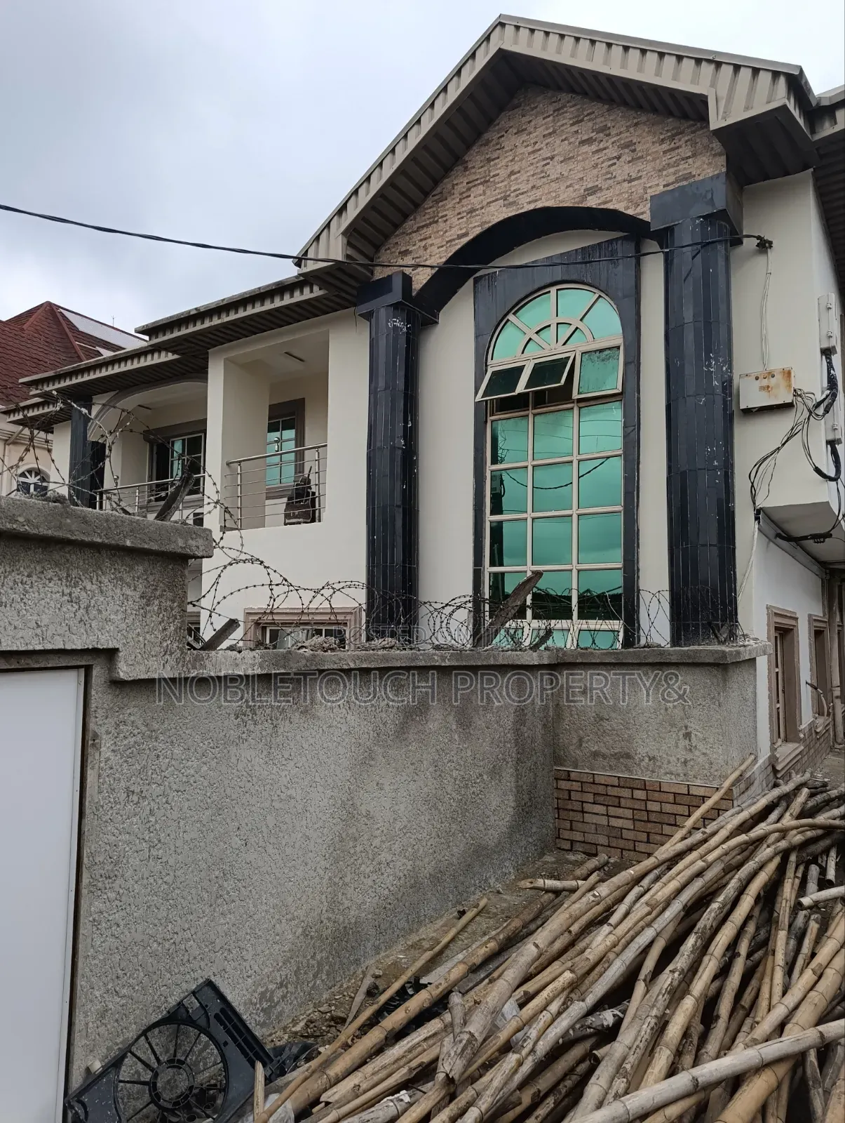 5bdrm Duplex in Ajao Estate, Close for rent
