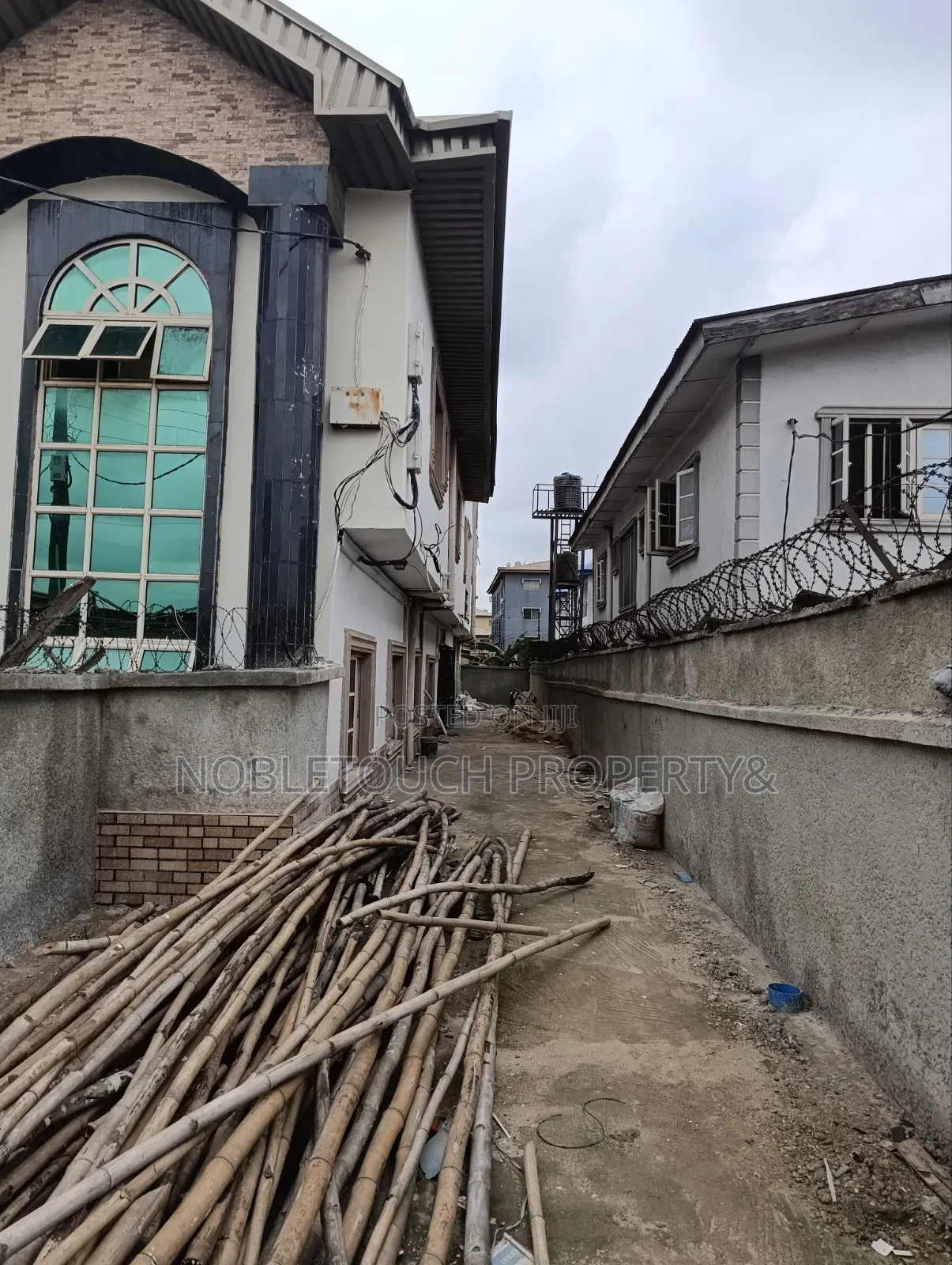 5bdrm Duplex in Ajao Estate, Close for rent
