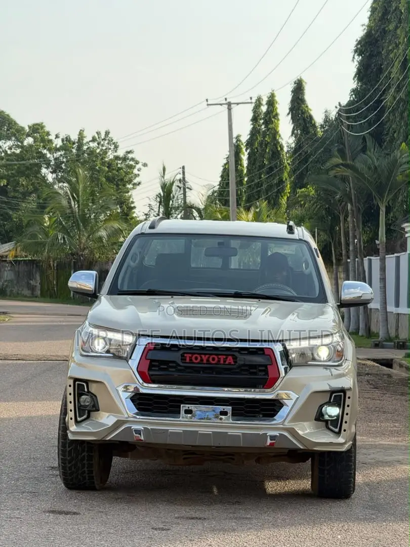 Toyota Hilux 2014 Gold