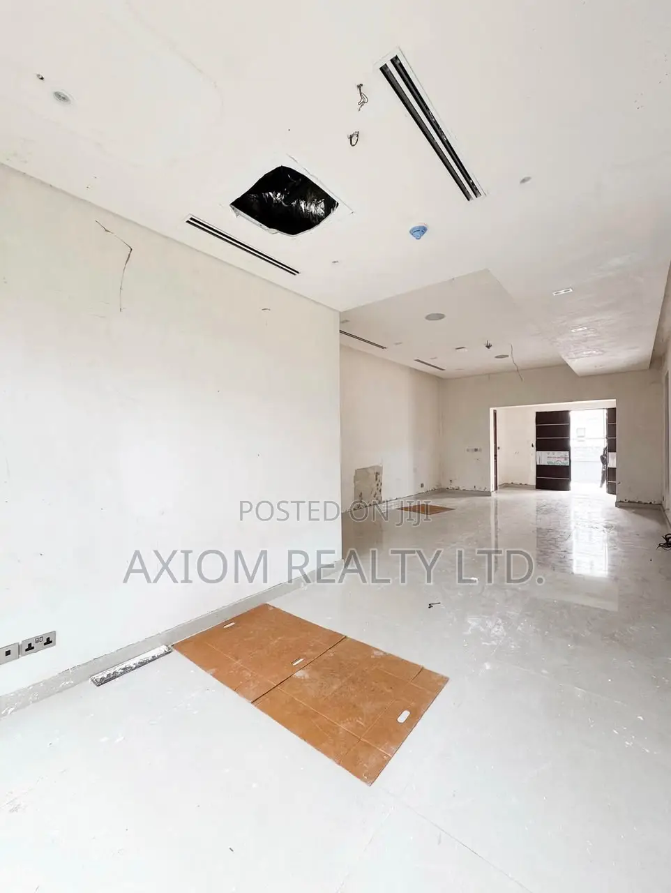 6bdrm Duplex in Banana Island for sale