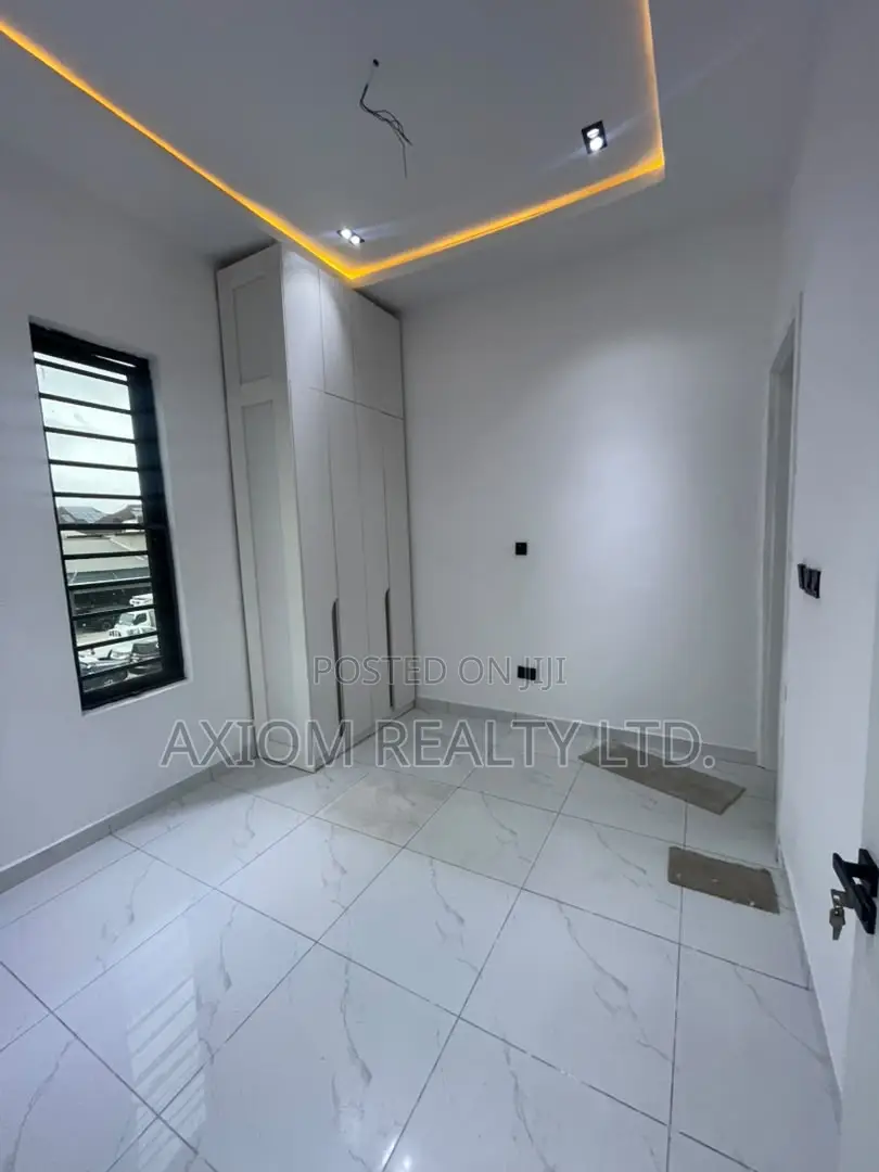 5bdrm Duplex in Idado for sale
