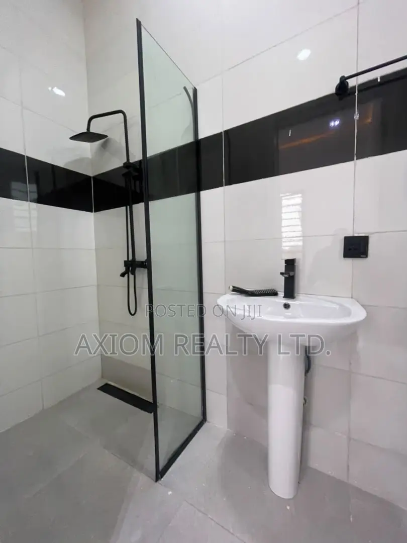 5bdrm Duplex in Idado for sale