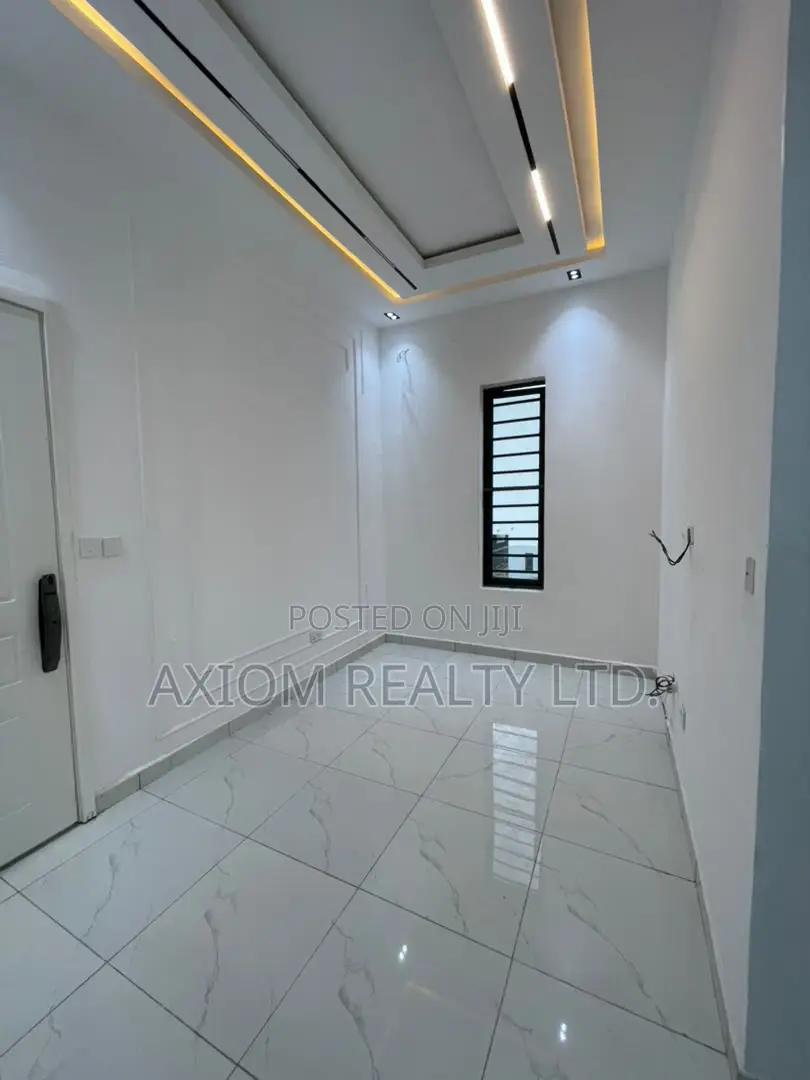 5bdrm Duplex in Idado for sale