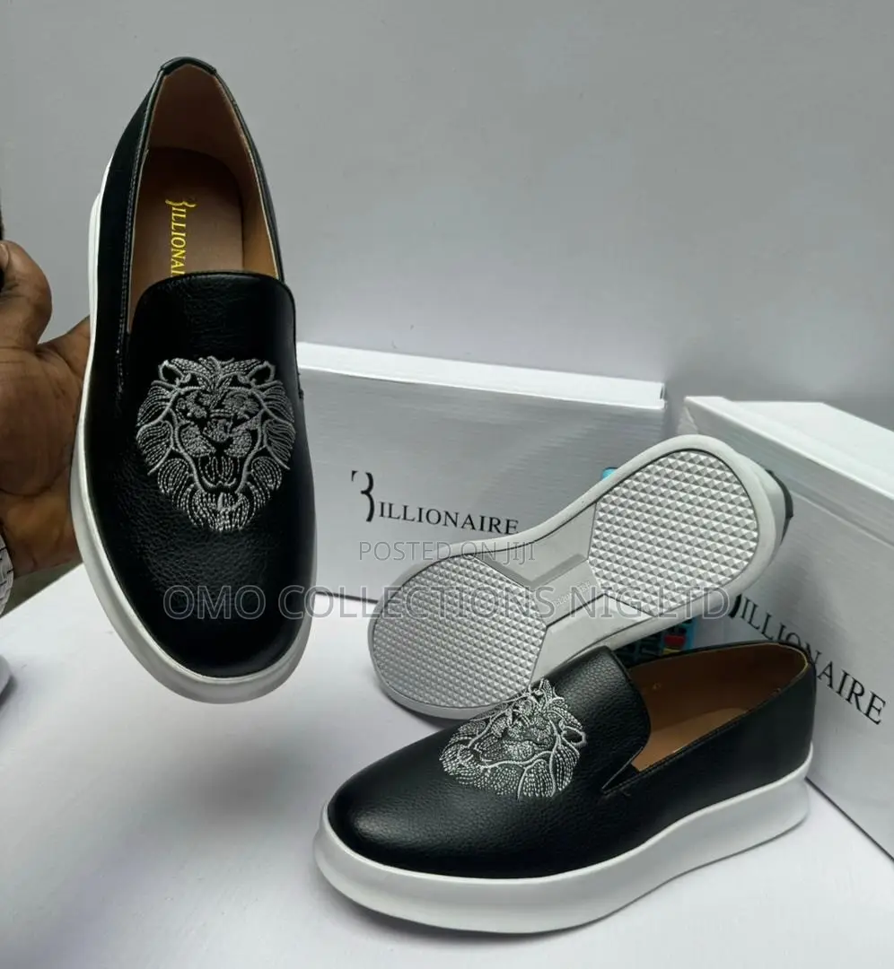 Luxury Emblem Men’s Black Leather Slip-on Loafers–Elegant and Stylish