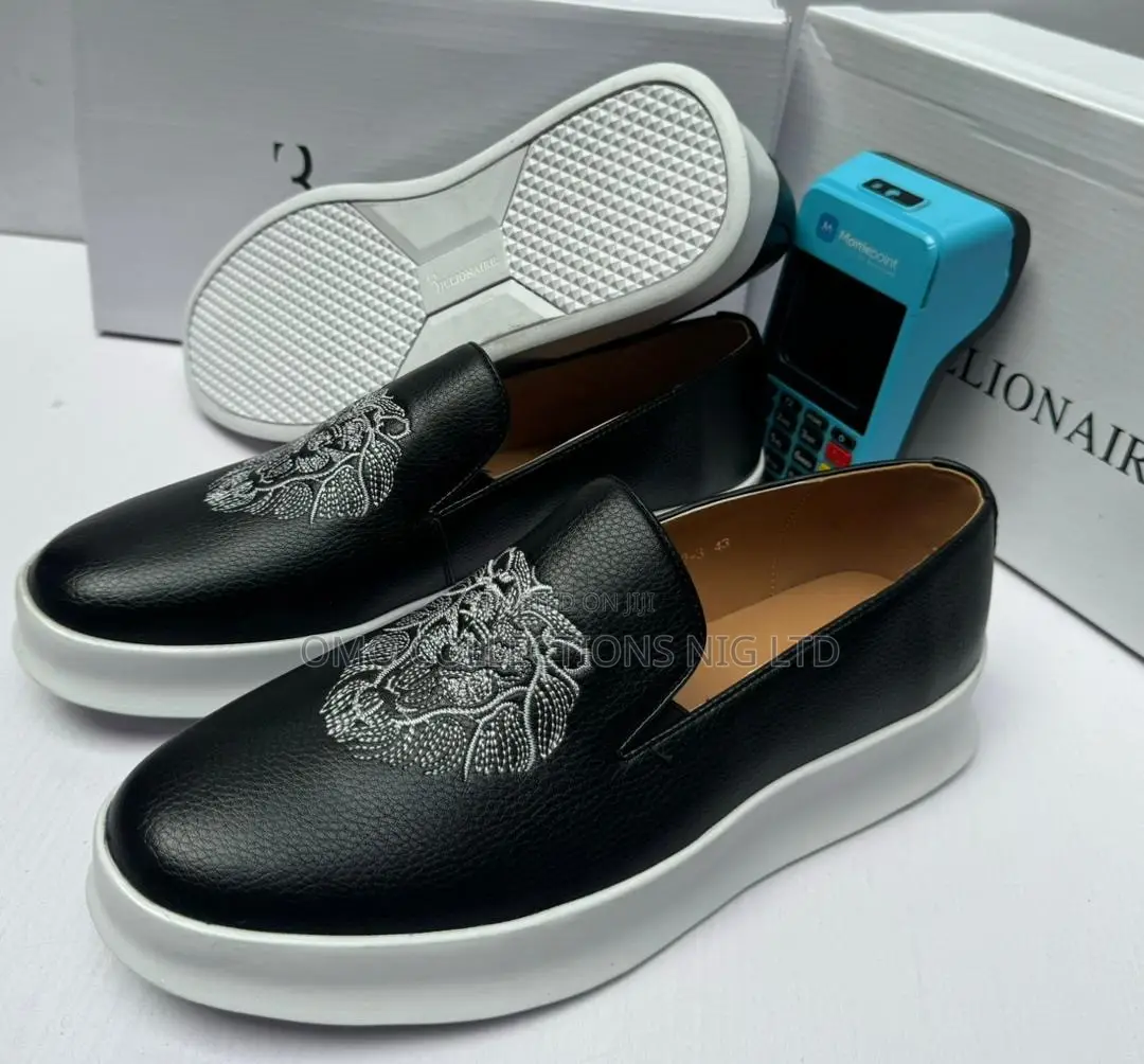 Luxury Emblem Men’s Black Leather Slip-on Loafers–Elegant and Stylish