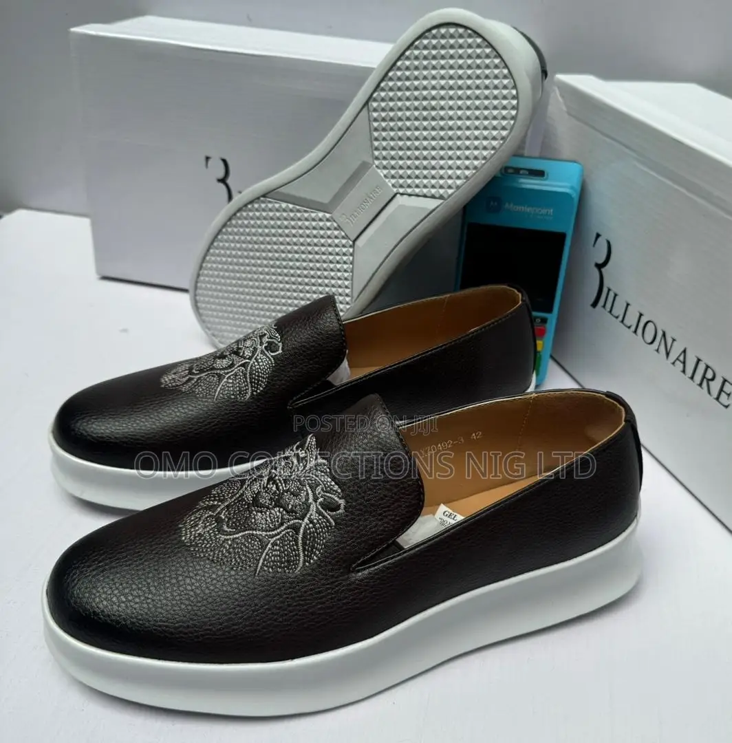 Luxury Emblem Men’s Black Leather Slip-on Loafers–Elegant and Stylish